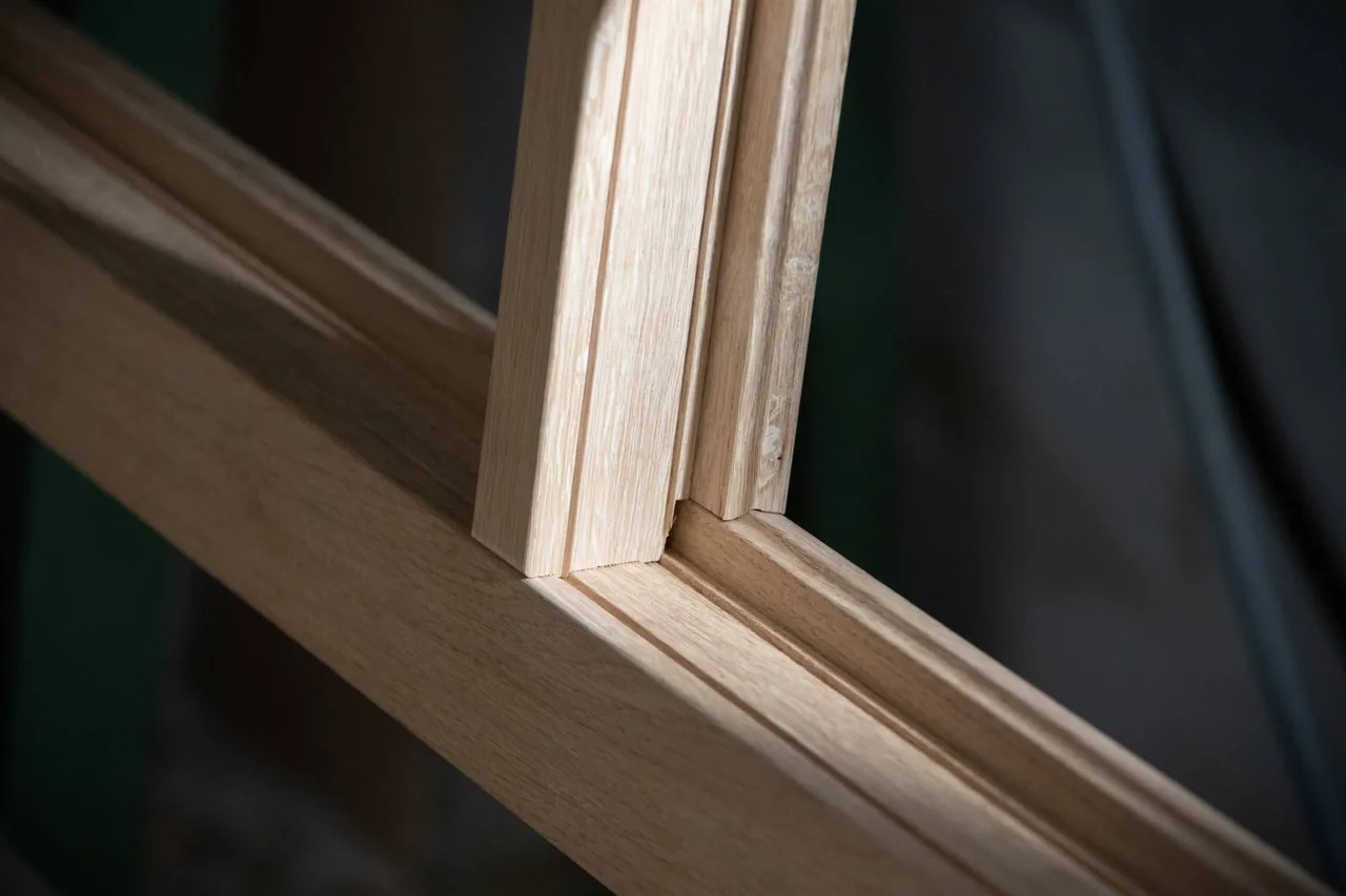 Fein gearbeitetes Holzprofil an einem Fenster aus der Manufaktur